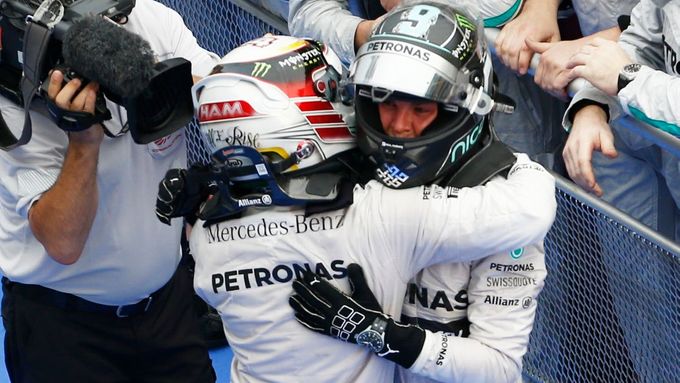 Piloti Mercedesu Lewis Hamilton a Nico Rosberg v úvodu sezony nemají soupeře.
