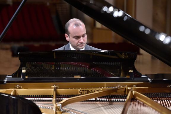 Jan Žemla sedící za novým klavírem Steinway, který orchestr letos pořídil za 4,6 milionu korun. V Hamburku ho vybírali světoví interpreti Lukáš Vondráček a Ivo Kahánek.