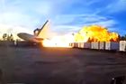 Agentura AP upozornila na záběry, které havárii letounu zachytily. Je na nich mimo jiné vidět, jak letadlo po nárazu do země exploduje.