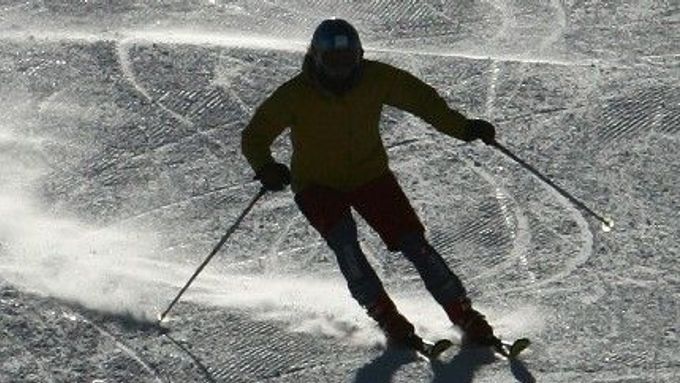 Jednačtyřicetiletý lyžař nepřežil náraz do stromu. (Ilustrační foto)