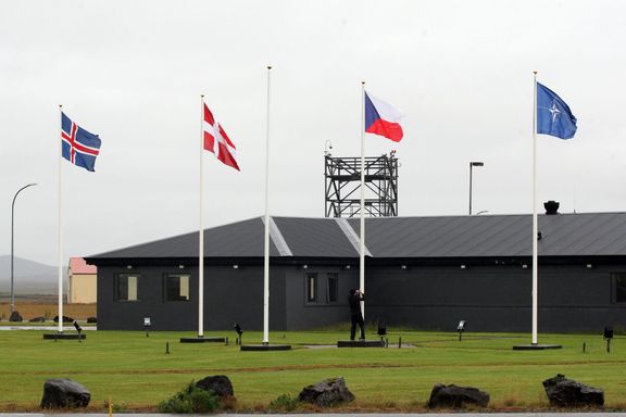 Základnu na jihozápadním cípu Islandu postavily USA během druhé světové války, opustily ji v roce 2006. Island nemá armádu, vzdušný prostor chrání NATO.