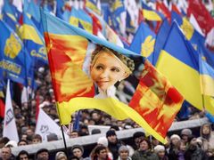 Za Unii! Za Juliju! Ukrajinci vyšli do ulic Kyjeva, aby dali najevo svůj nesouhlas s politikou současné vlády. (24. listopadu 2013)