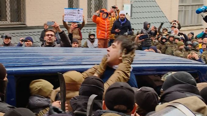 Ukrajinská policie zatkla Michaila Saakašviliho. Příznivci gruzínského a později ukrajinského politika ho po potyčkách s policií osvobodili.
