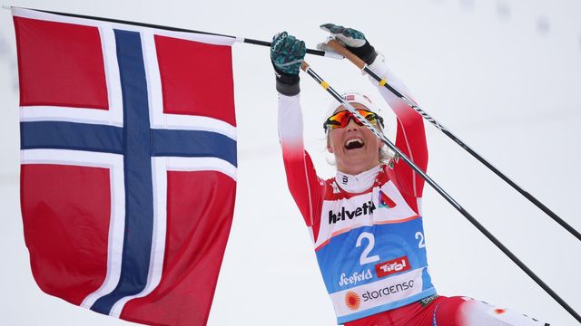 Therese Johaugová slaví vítěství v závodě na 30 km volně s hromadným startem mna MS v Seefeldu 2019.