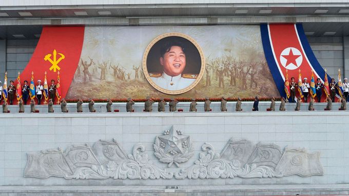 Oslavy výročí ukončení korejské války. Z portrétu přihlíží usměvavý Kim Čong-un.