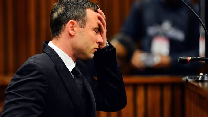Pistorius před soudem nešetří emocionálními gesty