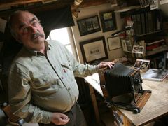 Fotograf Jan Reich se svým deskovým fotoaparátem, s nímž nafotil mnoho fotografií do oceněné knihy Bohemia.