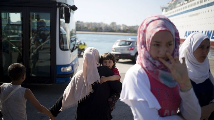 Uprchlíci často cestují i s malými dětmi.