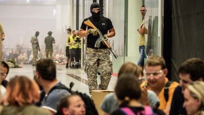 "Jestli někdo vleze dovnitř, proběhnou tu hrozný jatka." Záchranáři trénovali v Praze zásah při terorismu.