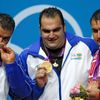 Íránci Hamlabad a Salímíkordasíabí a Rus Albegov  - medailisté ve vzpírání kategorie nad 105 kg na OH 2012