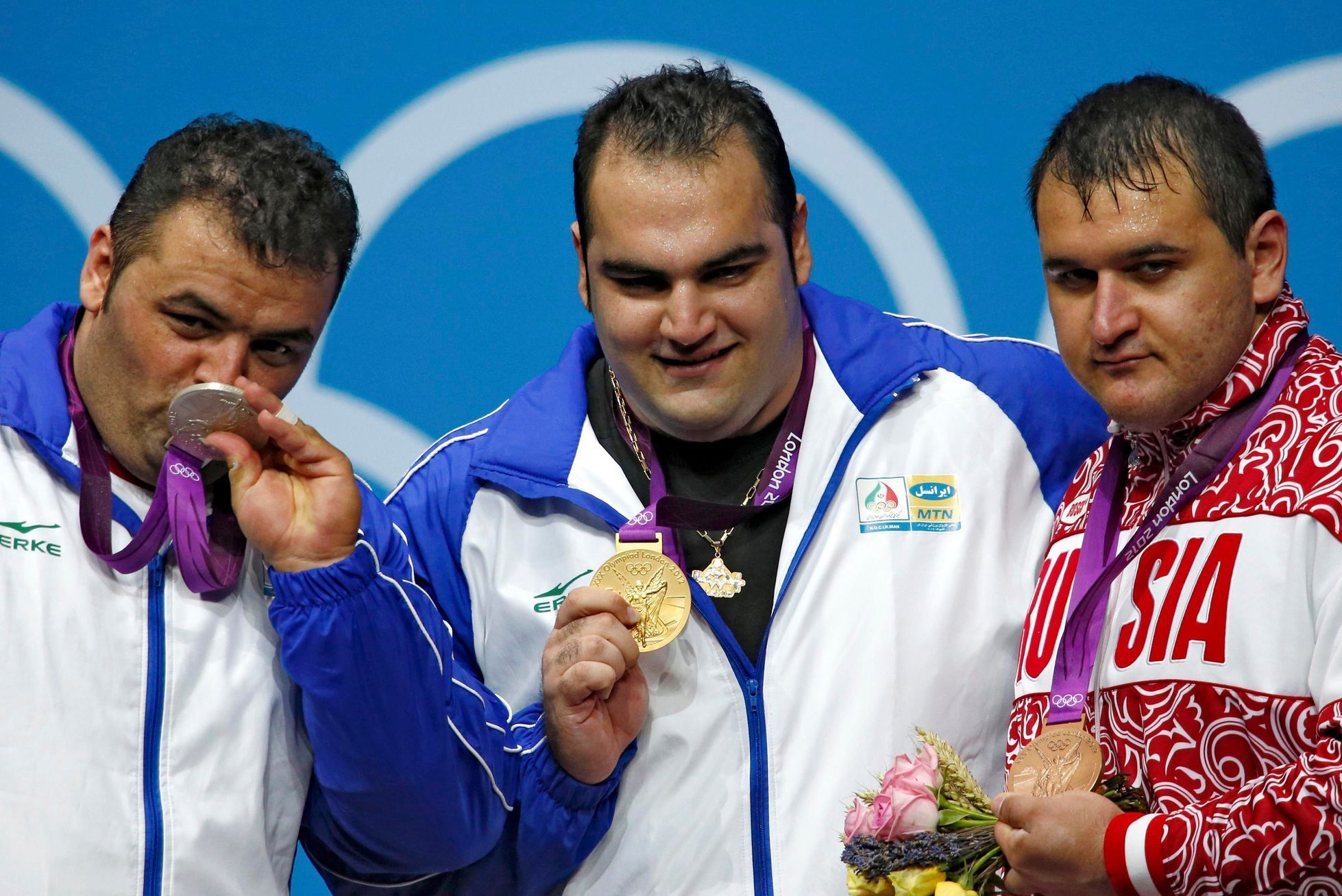 Íránci Hamlabad a Salímíkordasíabí a Rus Albegov  - medailisté ve vzpírání kategorie nad 105 kg na OH 2012