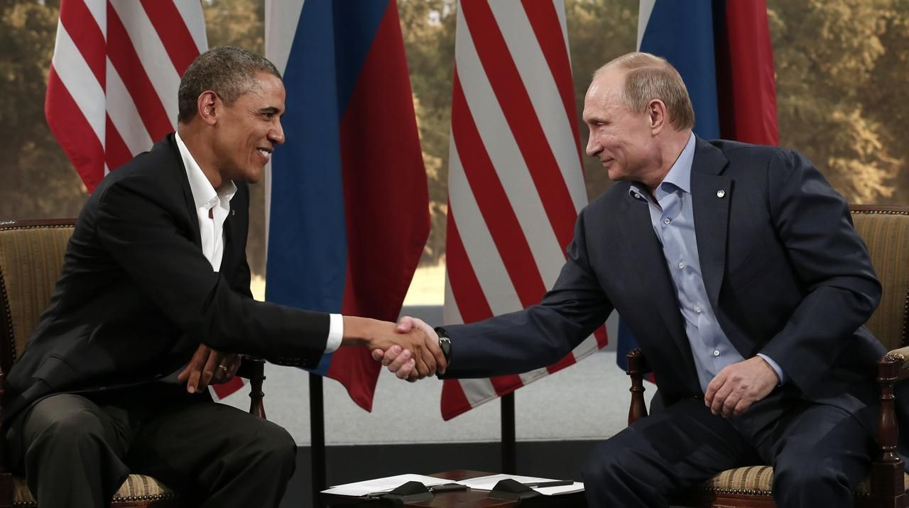 Barack Obama a Vladimir Putin na summitu G8 v Belfastu
