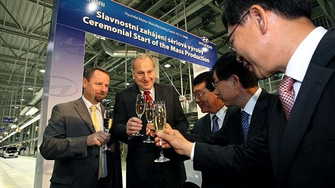 Industry Minister Martin Říman (left) and plant CEO Kim Eokjo (right) at launch ceremony.
