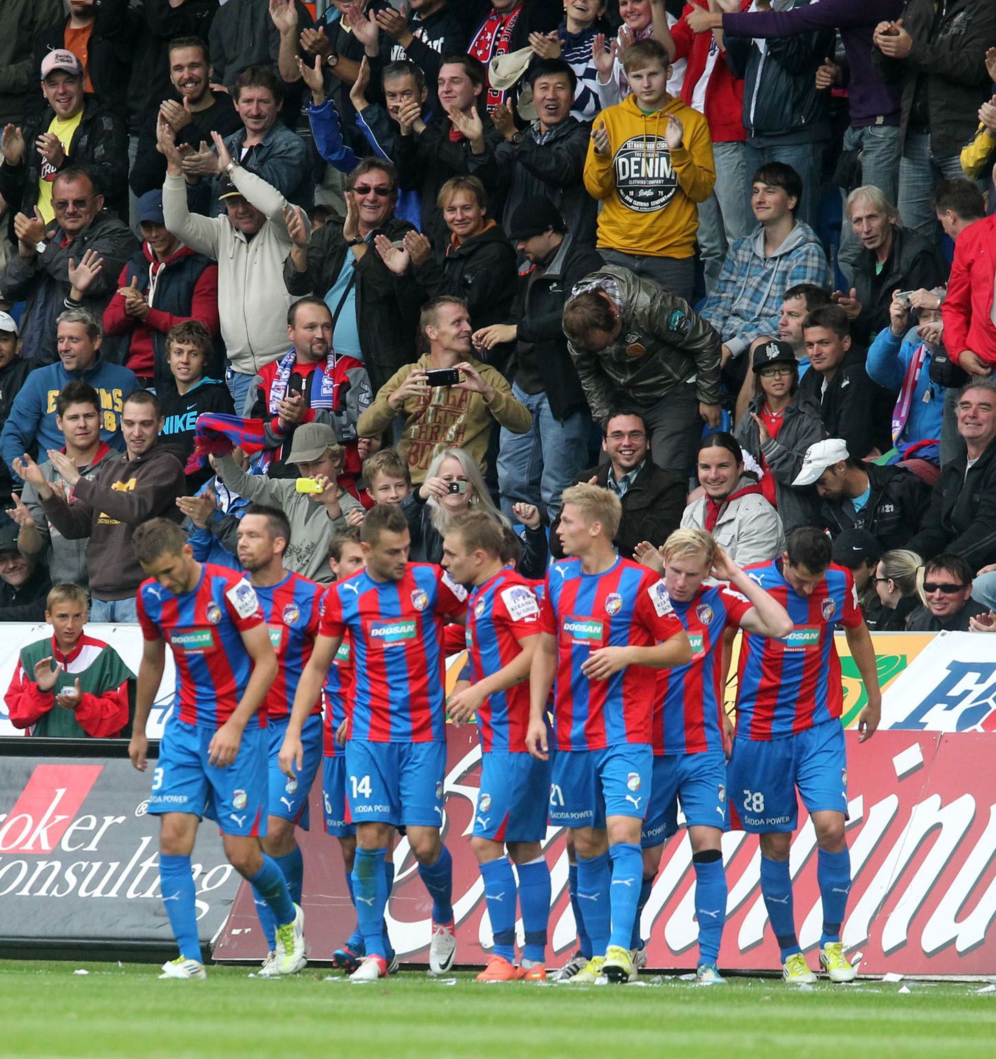 Fotbalisté Plzně slaví vítězství v utkání se Spartou Praha v sedmém kole Gambrinus ligy 2012/13.