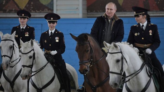 Ruský prezident Vladimir Putin se projel na koni ve společnosti příslušnic jízdního praporu moskevské policie.