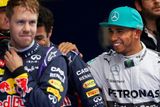 Lewis Hamilton (vpravo) se raduje z třetího pole position v sezoně, když pokořil oba jezdce Red Bullu.
