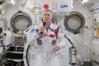 Musí se na ISS uklízet? Umíte se operovat? ptají se české děti astronauta Feustela