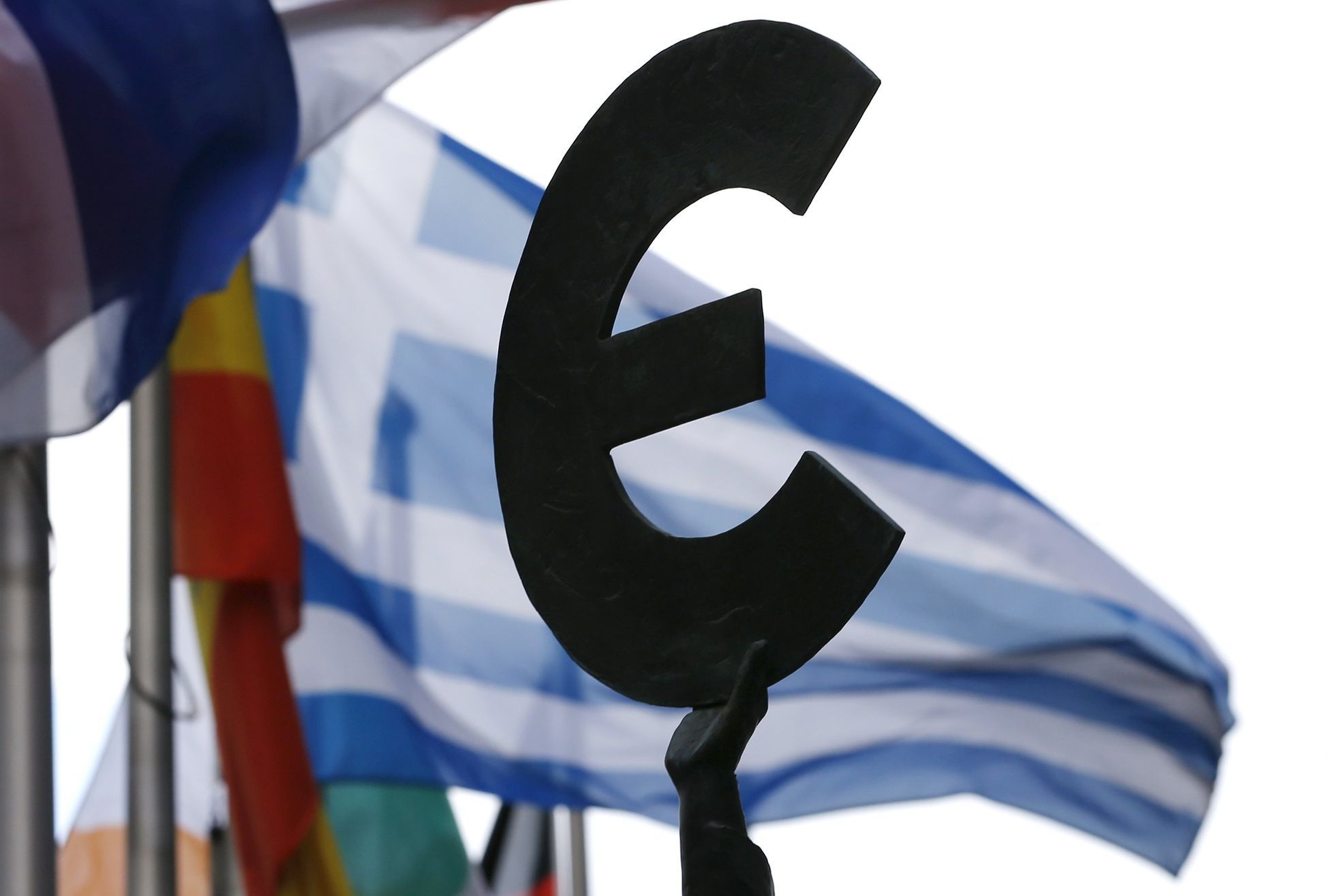 Řecká vlajka a euro.