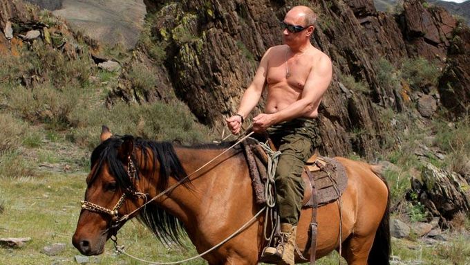 Putin se rád předvádí jako chlapák. I v mezinárodní politice.