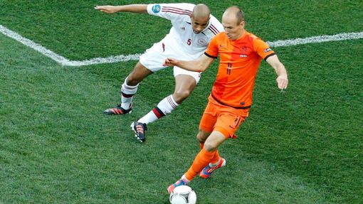 Simon Poulsen dotírá na Arjena Robbena během utkání Nizozemska s Dánskem v základní skupině B na Euru 2012.