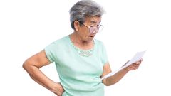 stará žena překvapení dopis ilustrační