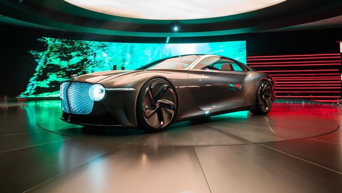 Bentley konceptem EXP 100 GT nejen slaví svých 100 let, ale ukazuje i vůz pro rok 2035.