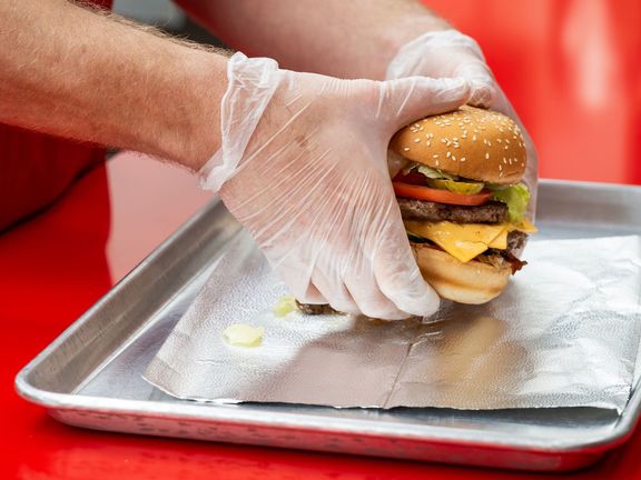 V Praze se otevírá první pobočka legendárních amerických hamburgerů. Five Guys láká na obří sendviče s extra ingrediencemi i milkshake se slaninou. Ceny jsou ale vyšší.