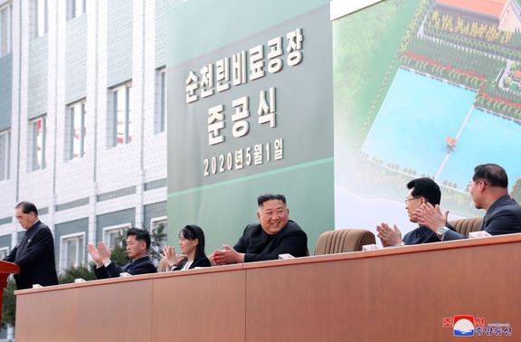 Vůdce KLDR Kim Čong-un se od 11. dubna poprvé ukázal na veřejnosti, otevřel továrnu na hnojiva.