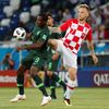Odion Ighalo a Ivan Rakitič v zápase Chorvatsko - Nigérie