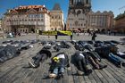 Ve čtvrtek dopoledne leželi mrtví na Staroměstském náměstí v Praze.