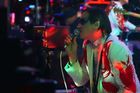VIDEO  Arcade Fire hrají nové písně na tripu s Bonem