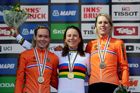 MS v silniční cyklistice 2018, časovka žen: zleva Anna van der Breggenová, Annemiek van Vleutenová a Ellen van Dijková z Nizozemska