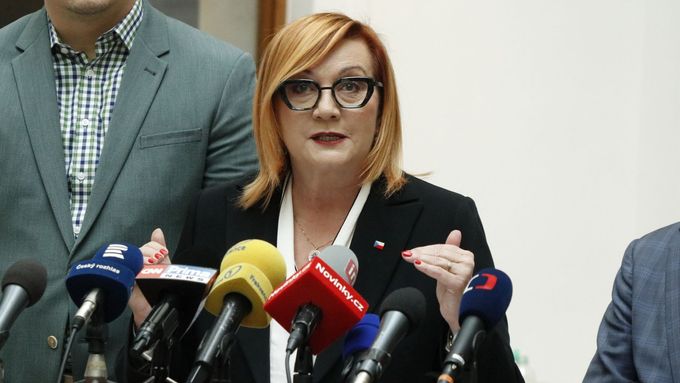 Aktuálně.cz přináší názory některých poslanců, kteří ostře kritizovali poslankyni ANO Alenu Schillerovou za to, jak se staví k rozpočtu státu