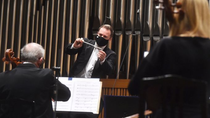 Dirigent Robert Jindra na snímku z předloňského streamovaného koncertu Janáčkovy filharmonie Ostrava.