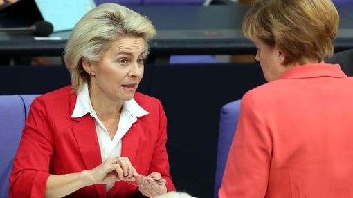Německá ministryně obrany Ursula von der Leyenová na snímku s kancléřkou Angelou Merkelovou