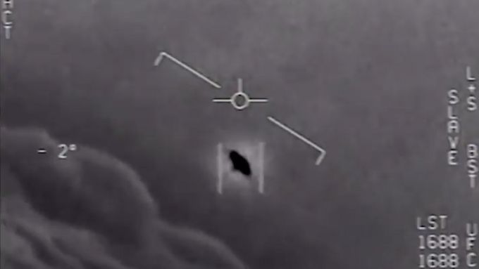 Pentagon má tajný program na výzkum UFO. Tohle natočili piloti stíhaček nad Pacifikem
