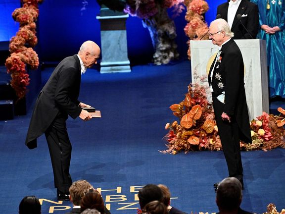 Svoji Nobelovu cenu si při stockholmském ceremoniálu převzal také Peter Howitt, kterému ji předal král Carl XVI. Gustaf.