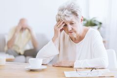 Riziko demence zvyšuje neléčený vysoký tlak a nedostatek společnosti, varují lékaři