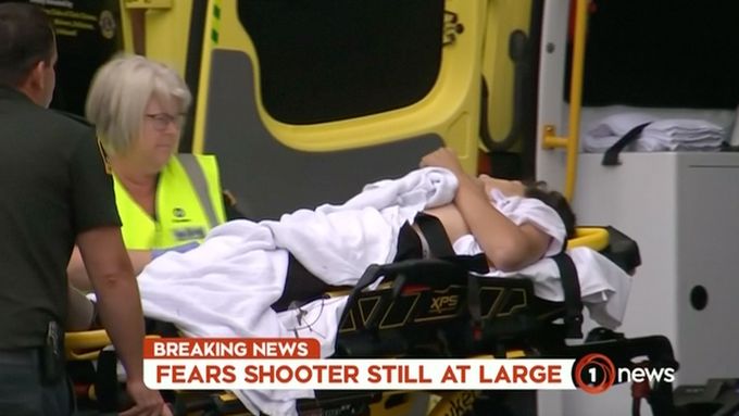 V novozélandském Christchurchi po útoku na dvě mešity zemřely desítky lidí.