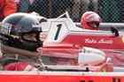 Zatímco Niki Lauda byl po prohrané sezoně 1976 ještě dvakrát mistrem světa, znuděný bonviván James Hunt se závoděním "seknul"  polovině roku 1979.