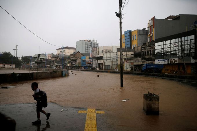 Jakarta se pomalu potápí.