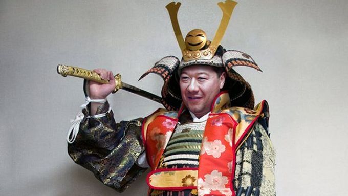 Tomio Okamura jako samuraj. K této fotce napsal: "Jsem připraven na boj (jsem sice jen čtvrtinový Japonec a díky mamince většinový Moravák, ale to nevadí...)"