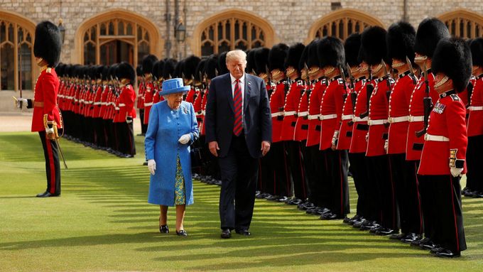 Donald Trump a královna Alžběta II. ve Velké Británii.