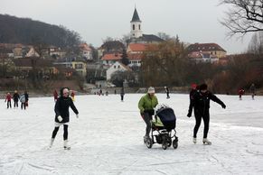 Obrazem: Tak začínají "Jágrové". Pražané tuhle zimu sníh doma neviděli, teď to vynahradil led