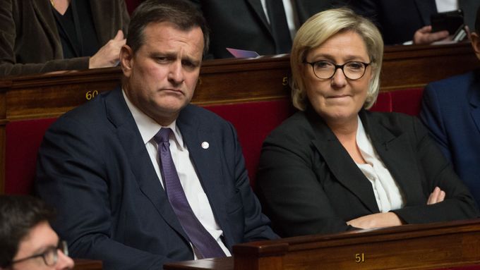 Francouzští nacionalisté Louis Aliot a Marine Le Penová ve francouzském parlamentu.
