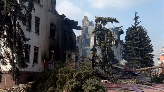 Vybombardované divadlo v Mariupolu v roce 2022