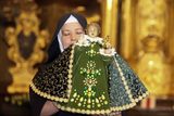 Sestry karmelitánky pak Jezulátku svlékly nejdříve zelený šat vyšívaný zlatem, který nosí v liturgickém mezidobí.