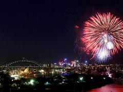 První pořádné ohňostroje jsou tu: Světelná šou v přístavu Sydney, v levém rohu je vidět slavná opera.