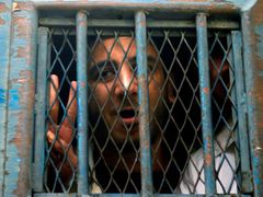 Abdel Karim Sulejmán, dříve dvaadvacetiletý student práv, pohlíží skrz mříž policejního vozu. Ten jej eskortoval do vězení, kde má strávit čtyři roky. Důvod? Nevhodný blog, který si psal.