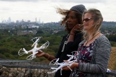 Klimatičtí aktivisté chtějí drony narušit provoz na Heathrow. Policie je zatýká